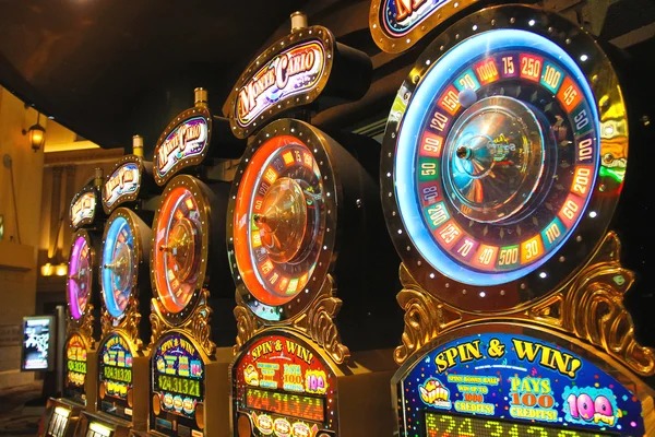 qq8821 alternatif mobile app interface showing live casino and sportsbook